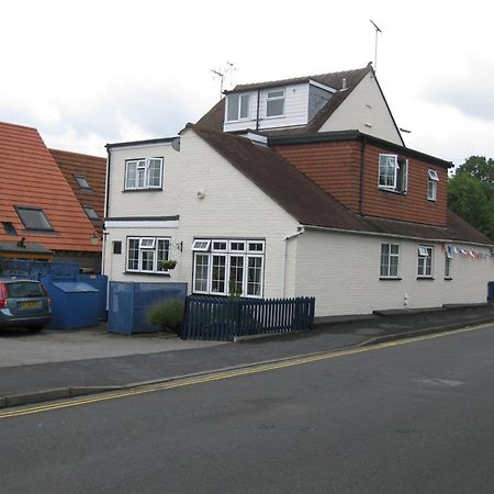 Penryn Guest House, Ensuite Rooms, Free Parking And Free Wifi Стратфорд на Ейвън Екстериор снимка