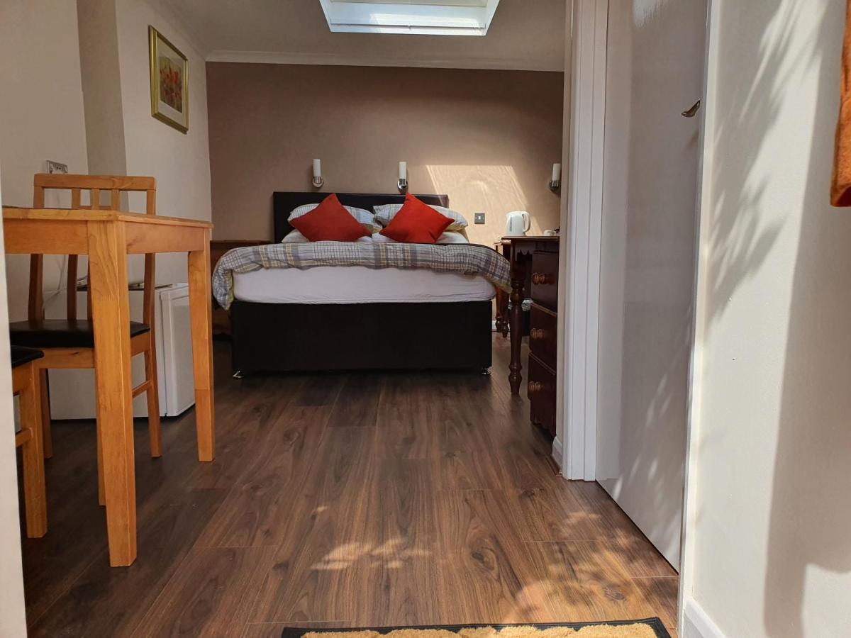 Penryn Guest House, Ensuite Rooms, Free Parking And Free Wifi Стратфорд на Ейвън Екстериор снимка