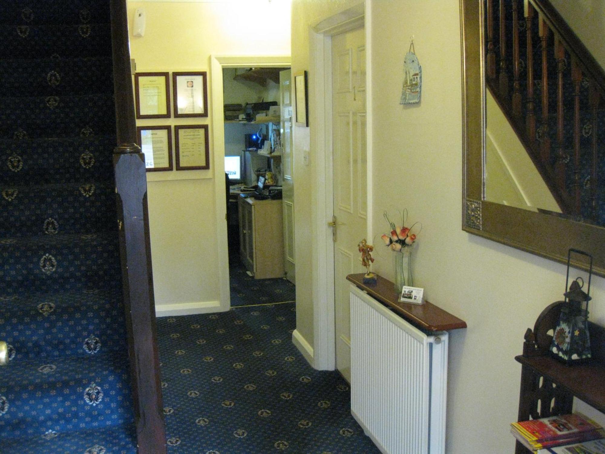 Penryn Guest House, Ensuite Rooms, Free Parking And Free Wifi Стратфорд на Ейвън Екстериор снимка