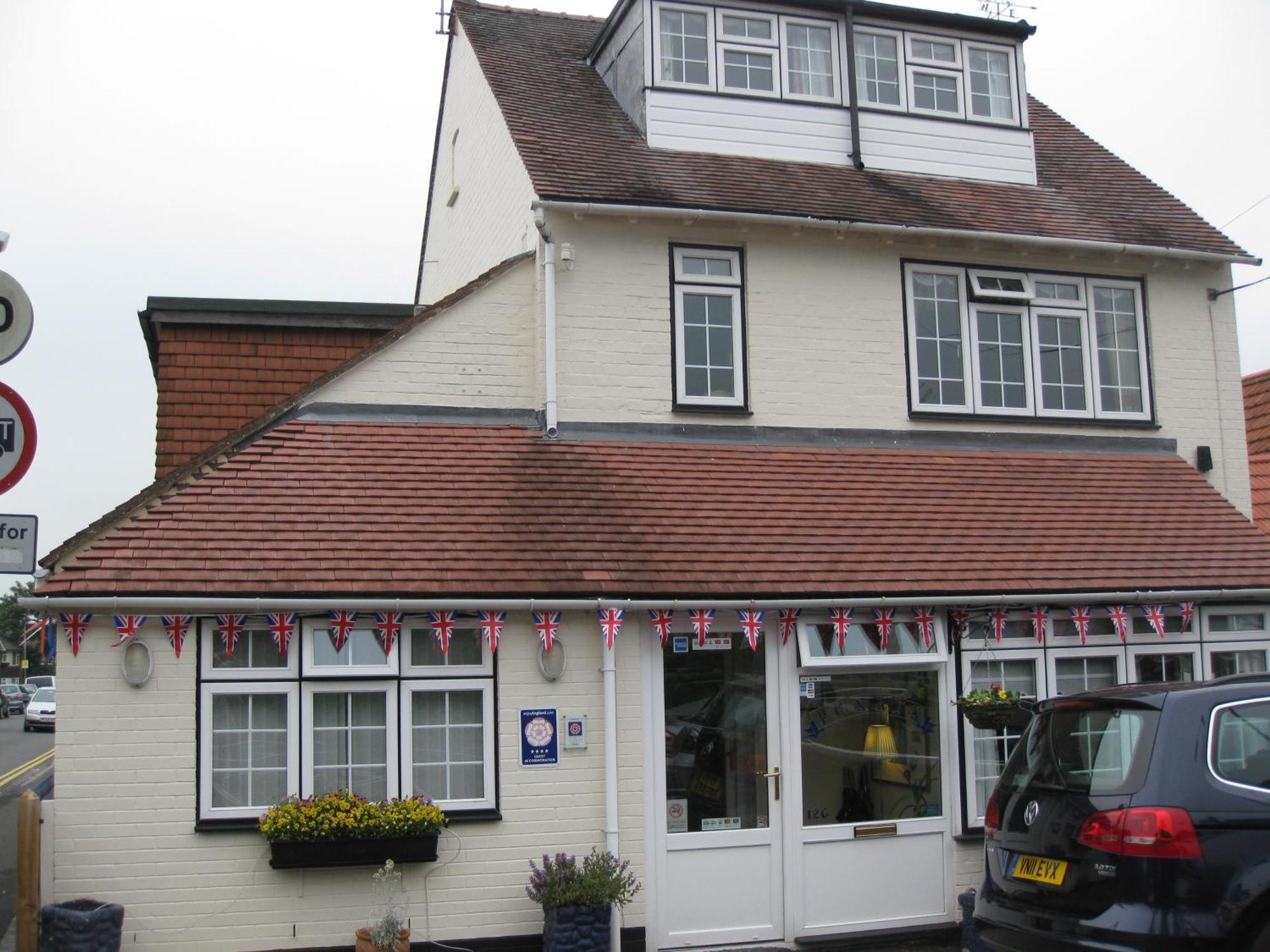 Penryn Guest House, Ensuite Rooms, Free Parking And Free Wifi Стратфорд на Ейвън Екстериор снимка