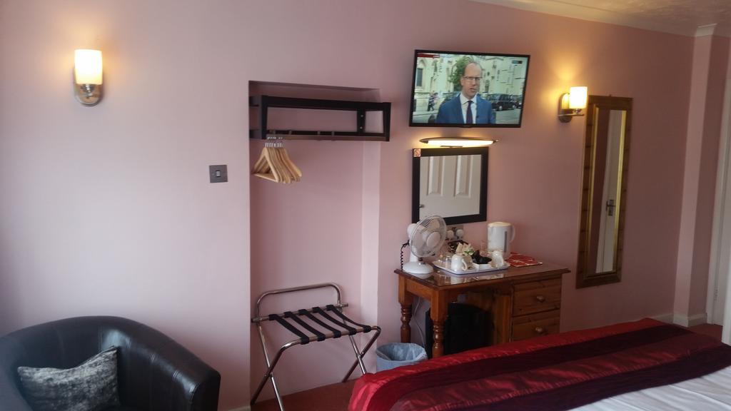 Penryn Guest House, Ensuite Rooms, Free Parking And Free Wifi Стратфорд на Ейвън Екстериор снимка