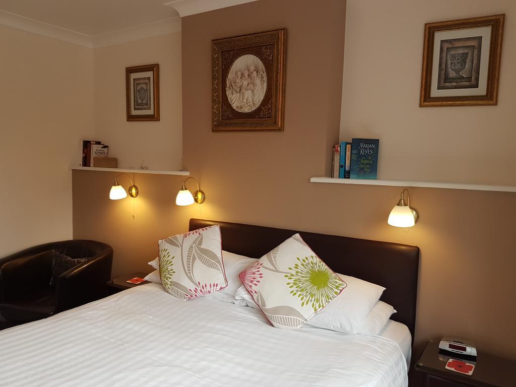 Penryn Guest House, Ensuite Rooms, Free Parking And Free Wifi Стратфорд на Ейвън Екстериор снимка