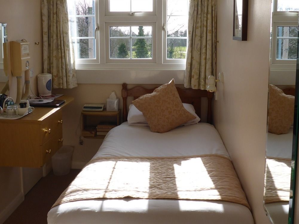 Penryn Guest House, Ensuite Rooms, Free Parking And Free Wifi Стратфорд на Ейвън Екстериор снимка