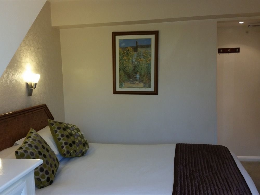 Penryn Guest House, Ensuite Rooms, Free Parking And Free Wifi Стратфорд на Ейвън Екстериор снимка