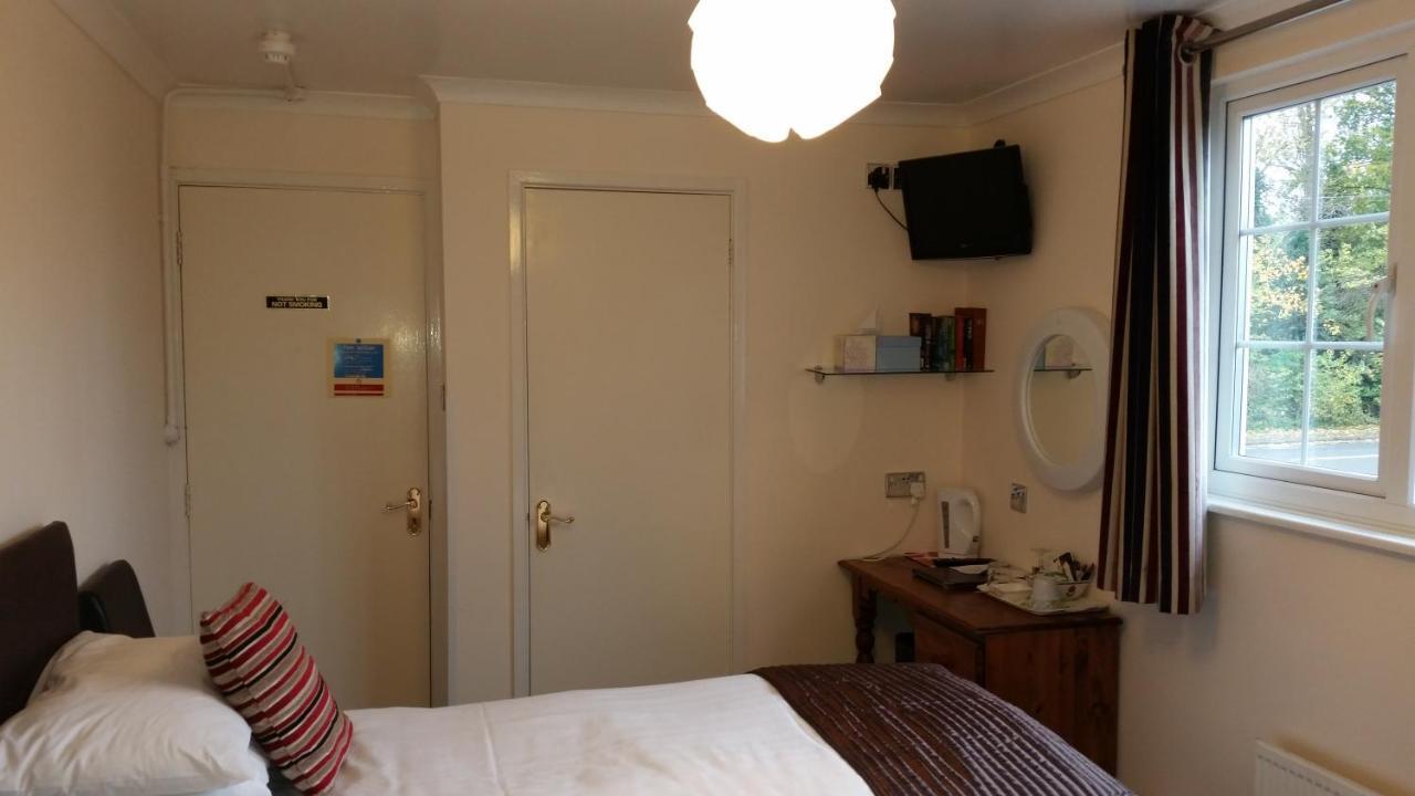 Penryn Guest House, Ensuite Rooms, Free Parking And Free Wifi Стратфорд на Ейвън Стая снимка